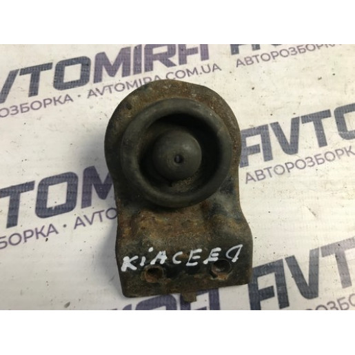 Кронштейн радіатора правий Kia Ceed 2006-2012 253331H000